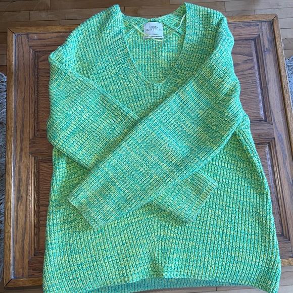 Oversized V-Neck Urban Outfitters Sweater - Picture 4 of 4